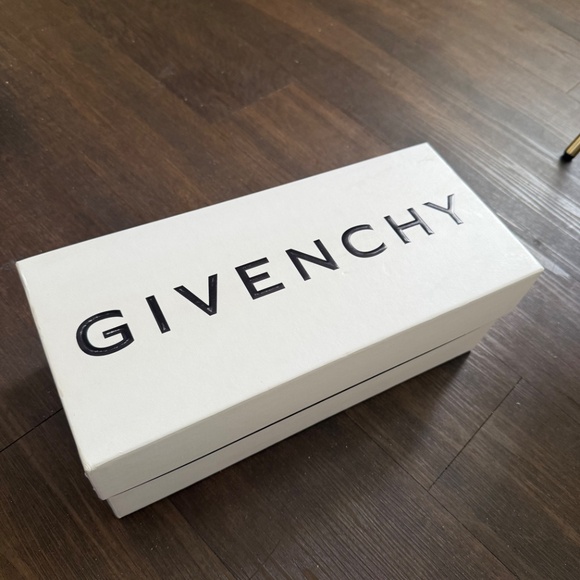 Authentic Givenchy Designer Box - Picture 2 of 3